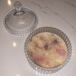 Glass candle with dried florals and pine scent